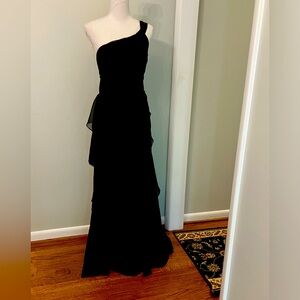 Stunning Adrianna Papell chiffon lined one shouldered gown!